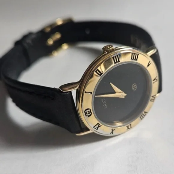 Authentic Vintage Gold Gucci Black watch leather band Roman Numeral Gucci Logo - Picture 2 of 5